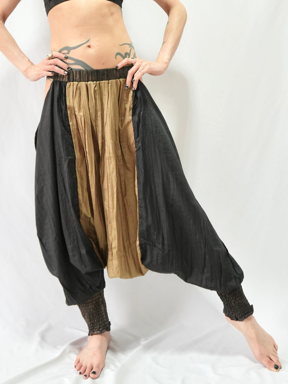 BLACK ／ GOLD